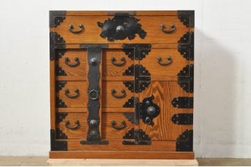中古　楡(ニレ)材　閂(カンヌキ)付き　明るい木色に黒々とした金具が映えるアンティーク調小箪笥(和箪笥、整理タンス、収納たんす、サイドチェスト、引き出し)(R-077964)