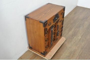 中古　楡(ニレ)材　閂(カンヌキ)付き　明るい木色に黒々とした金具が映えるアンティーク調小箪笥(和箪笥、整理タンス、収納たんす、サイドチェスト、引き出し)(R-077964)