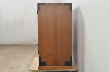 中古　楡(ニレ)材　閂(カンヌキ)付き　明るい木色に黒々とした金具が映えるアンティーク調小箪笥(和箪笥、整理タンス、収納たんす、サイドチェスト、引き出し)(R-077964)