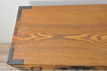 中古　楡(ニレ)材　閂(カンヌキ)付き　明るい木色に黒々とした金具が映えるアンティーク調小箪笥(和箪笥、整理タンス、収納たんす、サイドチェスト、引き出し)(R-077964)