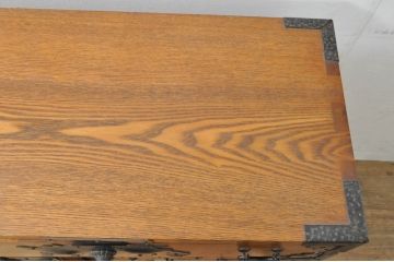 中古　楡(ニレ)材　閂(カンヌキ)付き　明るい木色に黒々とした金具が映えるアンティーク調小箪笥(和箪笥、整理タンス、収納たんす、サイドチェスト、引き出し)(R-077964)