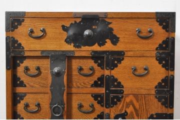 中古　楡(ニレ)材　閂(カンヌキ)付き　明るい木色に黒々とした金具が映えるアンティーク調小箪笥(和箪笥、整理タンス、収納たんす、サイドチェスト、引き出し)(R-077964)