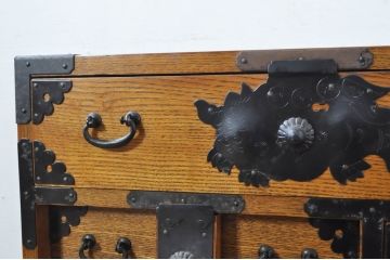 中古　楡(ニレ)材　閂(カンヌキ)付き　明るい木色に黒々とした金具が映えるアンティーク調小箪笥(和箪笥、整理タンス、収納たんす、サイドチェスト、引き出し)(R-077964)