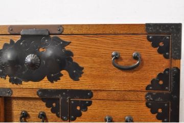 中古　楡(ニレ)材　閂(カンヌキ)付き　明るい木色に黒々とした金具が映えるアンティーク調小箪笥(和箪笥、整理タンス、収納たんす、サイドチェスト、引き出し)(R-077964)