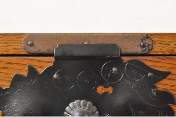 中古　楡(ニレ)材　閂(カンヌキ)付き　明るい木色に黒々とした金具が映えるアンティーク調小箪笥(和箪笥、整理タンス、収納たんす、サイドチェスト、引き出し)(R-077964)