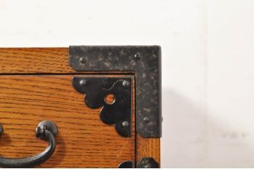 中古　楡(ニレ)材　閂(カンヌキ)付き　明るい木色に黒々とした金具が映えるアンティーク調小箪笥(和箪笥、整理タンス、収納たんす、サイドチェスト、引き出し)(R-077964)