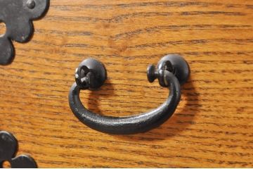 中古　楡(ニレ)材　閂(カンヌキ)付き　明るい木色に黒々とした金具が映えるアンティーク調小箪笥(和箪笥、整理タンス、収納たんす、サイドチェスト、引き出し)(R-077964)