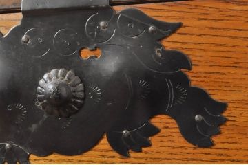 中古　楡(ニレ)材　閂(カンヌキ)付き　明るい木色に黒々とした金具が映えるアンティーク調小箪笥(和箪笥、整理タンス、収納たんす、サイドチェスト、引き出し)(R-077964)