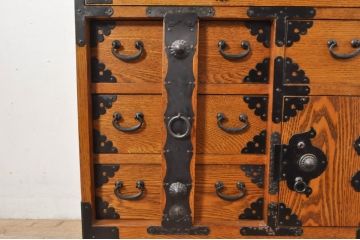 中古　楡(ニレ)材　閂(カンヌキ)付き　明るい木色に黒々とした金具が映えるアンティーク調小箪笥(和箪笥、整理タンス、収納たんす、サイドチェスト、引き出し)(R-077964)