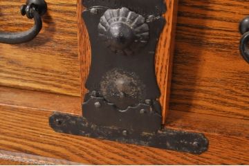 中古　楡(ニレ)材　閂(カンヌキ)付き　明るい木色に黒々とした金具が映えるアンティーク調小箪笥(和箪笥、整理タンス、収納たんす、サイドチェスト、引き出し)(R-077964)