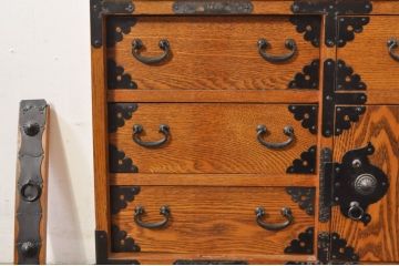 中古　楡(ニレ)材　閂(カンヌキ)付き　明るい木色に黒々とした金具が映えるアンティーク調小箪笥(和箪笥、整理タンス、収納たんす、サイドチェスト、引き出し)(R-077964)