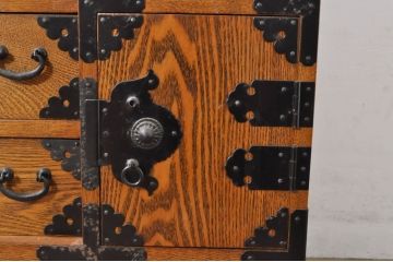 中古　楡(ニレ)材　閂(カンヌキ)付き　明るい木色に黒々とした金具が映えるアンティーク調小箪笥(和箪笥、整理タンス、収納たんす、サイドチェスト、引き出し)(R-077964)