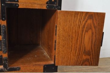 中古　楡(ニレ)材　閂(カンヌキ)付き　明るい木色に黒々とした金具が映えるアンティーク調小箪笥(和箪笥、整理タンス、収納たんす、サイドチェスト、引き出し)(R-077964)