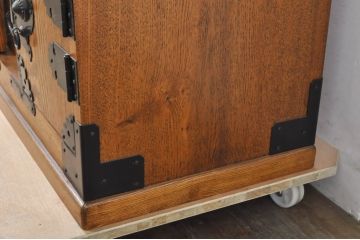 中古　楡(ニレ)材　閂(カンヌキ)付き　明るい木色に黒々とした金具が映えるアンティーク調小箪笥(和箪笥、整理タンス、収納たんす、サイドチェスト、引き出し)(R-077964)