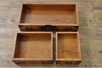 中古　楡(ニレ)材　閂(カンヌキ)付き　明るい木色に黒々とした金具が映えるアンティーク調小箪笥(和箪笥、整理タンス、収納たんす、サイドチェスト、引き出し)(R-077964)
