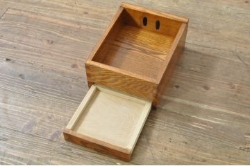 中古　楡(ニレ)材　閂(カンヌキ)付き　明るい木色に黒々とした金具が映えるアンティーク調小箪笥(和箪笥、整理タンス、収納たんす、サイドチェスト、引き出し)(R-077964)