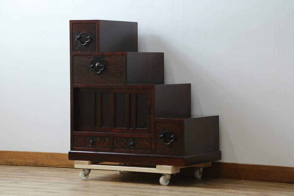中古　アンティーク調　和のお部屋作りに取り入れやすい両面使いの小さな階段箪笥　(R-077966)