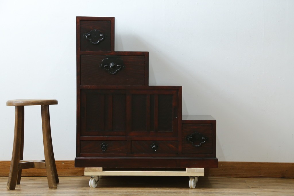 中古　アンティーク調　和のお部屋作りに取り入れやすい両面使いの小さな階段箪笥　(R-077966)