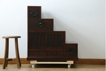 中古　アンティーク調　和のお部屋作りに取り入れやすい両面使いの小さな階段箪笥　(R-077966)