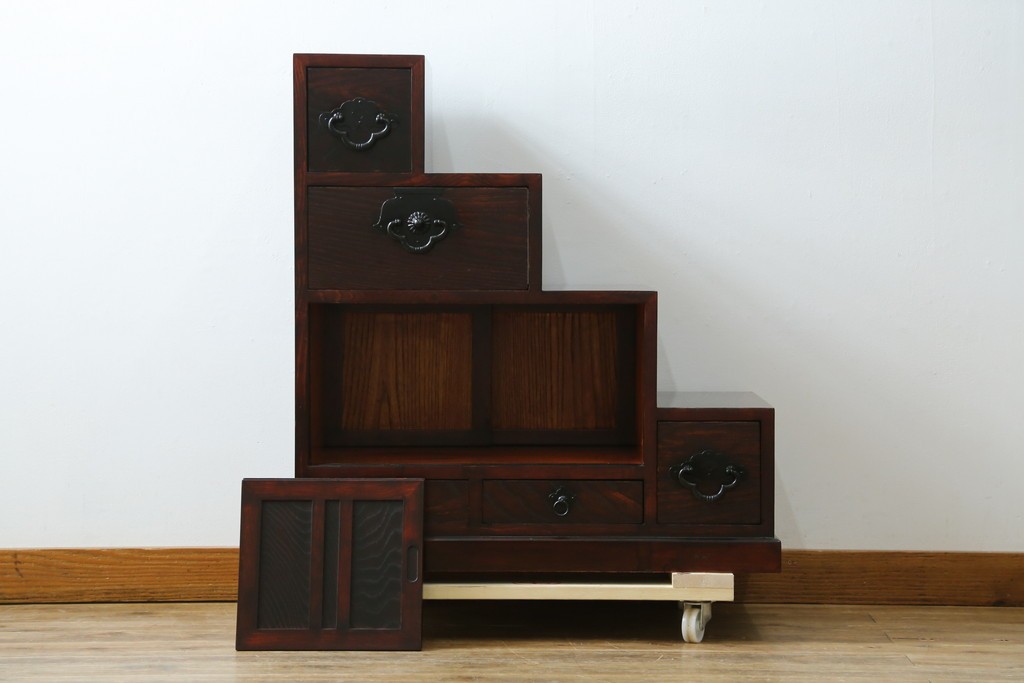 中古　アンティーク調　和のお部屋作りに取り入れやすい両面使いの小さな階段箪笥　(R-077966)