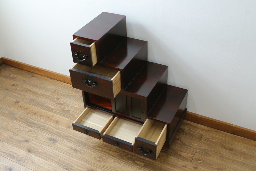 中古　アンティーク調　和のお部屋作りに取り入れやすい両面使いの小さな階段箪笥　(R-077966)
