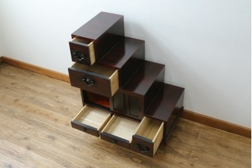 中古　アンティーク調　和のお部屋作りに取り入れやすい両面使いの小さな階段箪笥　(R-077966)