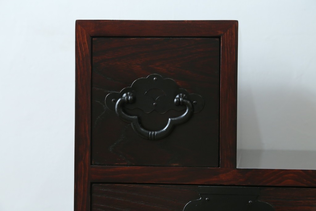 中古　アンティーク調　和のお部屋作りに取り入れやすい両面使いの小さな階段箪笥　(R-077966)