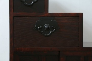 中古　アンティーク調　和のお部屋作りに取り入れやすい両面使いの小さな階段箪笥　(R-077966)