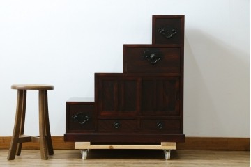 中古　アンティーク調　和のお部屋作りに取り入れやすい両面使いの小さな階段箪笥　(R-077966)