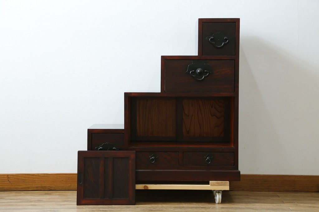 中古　アンティーク調　和のお部屋作りに取り入れやすい両面使いの小さな階段箪笥　(R-077966)