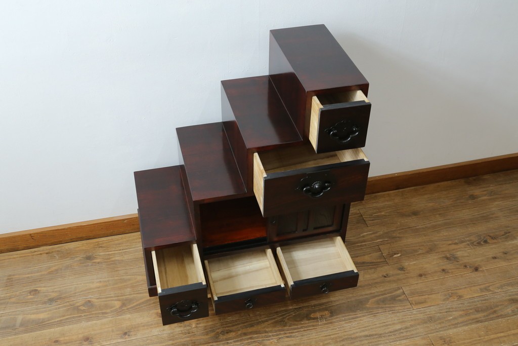 中古　アンティーク調　和のお部屋作りに取り入れやすい両面使いの小さな階段箪笥　(R-077966)