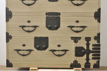 和製アンティーク　明るい木色に上品な金具が映える二段重ね総桐二本松箪笥(時代箪笥、衣装箪笥、収納箪笥、重ね箪笥、和タンス、チェスト、引き出し)(R-077968)