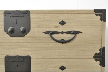和製アンティーク　明るい木色に上品な金具が映える二段重ね総桐二本松箪笥(時代箪笥、衣装箪笥、収納箪笥、重ね箪笥、和タンス、チェスト、引き出し)(R-077968)