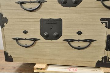 和製アンティーク　明るい木色に上品な金具が映える二段重ね総桐二本松箪笥(時代箪笥、衣装箪笥、収納箪笥、重ね箪笥、和タンス、チェスト、引き出し)(R-077968)