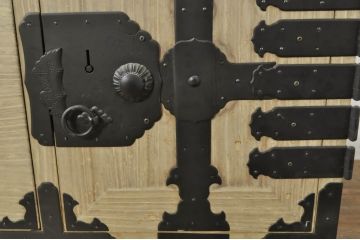 和製アンティーク　明るい木色に上品な金具が映える二段重ね総桐二本松箪笥(時代箪笥、衣装箪笥、収納箪笥、重ね箪笥、和タンス、チェスト、引き出し)(R-077968)