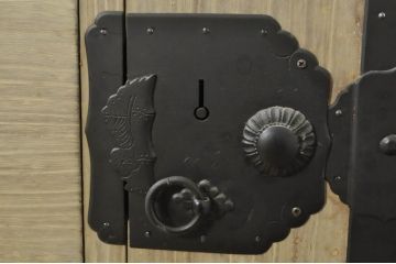 和製アンティーク　明るい木色に上品な金具が映える二段重ね総桐二本松箪笥(時代箪笥、衣装箪笥、収納箪笥、重ね箪笥、和タンス、チェスト、引き出し)(R-077968)