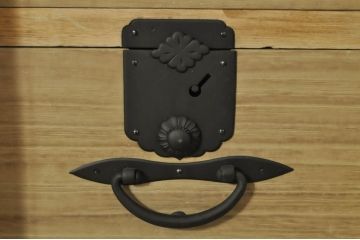 和製アンティーク　明るい木色に上品な金具が映える二段重ね総桐二本松箪笥(時代箪笥、衣装箪笥、収納箪笥、重ね箪笥、和タンス、チェスト、引き出し)(R-077968)