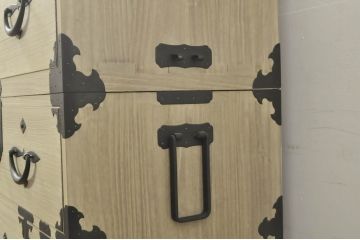 和製アンティーク　明るい木色に上品な金具が映える二段重ね総桐二本松箪笥(時代箪笥、衣装箪笥、収納箪笥、重ね箪笥、和タンス、チェスト、引き出し)(R-077968)