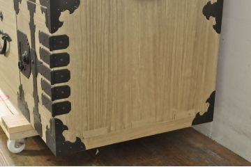 和製アンティーク　明るい木色に上品な金具が映える二段重ね総桐二本松箪笥(時代箪笥、衣装箪笥、収納箪笥、重ね箪笥、和タンス、チェスト、引き出し)(R-077968)