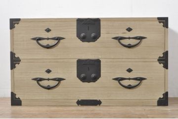 和製アンティーク　明るい木色に上品な金具が映える総桐二本松箪笥ローチェスト(時代箪笥、衣装箪笥、収納箪笥、和タンス、ローボード、引き出し、テレビ台、テレビボード)(R-077969)