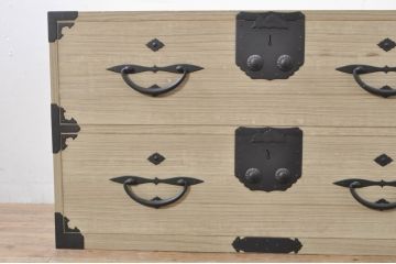 和製アンティーク　明るい木色に上品な金具が映える総桐二本松箪笥ローチェスト(時代箪笥、衣装箪笥、収納箪笥、和タンス、ローボード、引き出し、テレビ台、テレビボード)(R-077969)
