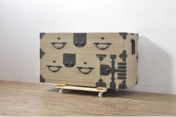 和製アンティーク　明るい木色に上品な金具が映える片開き扉付き総桐二本松箪笥ローチェスト(時代箪笥、衣装箪笥、収納箪笥、和タンス、ローボード、引き出し、テレビ台、テレビボード)(R-077970)