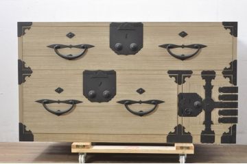 和製アンティーク　明るい木色に上品な金具が映える片開き扉付き総桐二本松箪笥ローチェスト(時代箪笥、衣装箪笥、収納箪笥、和タンス、ローボード、引き出し、テレビ台、テレビボード)(R-077970)