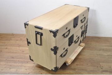 和製アンティーク　明るい木色に上品な金具が映える片開き扉付き総桐二本松箪笥ローチェスト(時代箪笥、衣装箪笥、収納箪笥、和タンス、ローボード、引き出し、テレビ台、テレビボード)(R-077970)