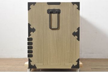 和製アンティーク　明るい木色に上品な金具が映える片開き扉付き総桐二本松箪笥ローチェスト(時代箪笥、衣装箪笥、収納箪笥、和タンス、ローボード、引き出し、テレビ台、テレビボード)(R-077970)