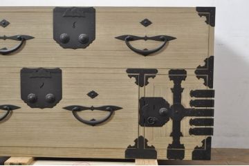 和製アンティーク　明るい木色に上品な金具が映える片開き扉付き総桐二本松箪笥ローチェスト(時代箪笥、衣装箪笥、収納箪笥、和タンス、ローボード、引き出し、テレビ台、テレビボード)(R-077970)
