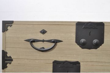 和製アンティーク　明るい木色に上品な金具が映える片開き扉付き総桐二本松箪笥ローチェスト(時代箪笥、衣装箪笥、収納箪笥、和タンス、ローボード、引き出し、テレビ台、テレビボード)(R-077970)