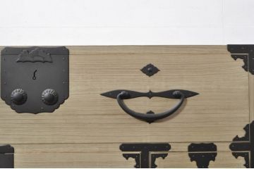 和製アンティーク　明るい木色に上品な金具が映える片開き扉付き総桐二本松箪笥ローチェスト(時代箪笥、衣装箪笥、収納箪笥、和タンス、ローボード、引き出し、テレビ台、テレビボード)(R-077970)