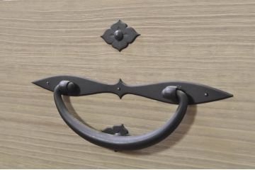 和製アンティーク　明るい木色に上品な金具が映える片開き扉付き総桐二本松箪笥ローチェスト(時代箪笥、衣装箪笥、収納箪笥、和タンス、ローボード、引き出し、テレビ台、テレビボード)(R-077970)