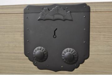和製アンティーク　明るい木色に上品な金具が映える片開き扉付き総桐二本松箪笥ローチェスト(時代箪笥、衣装箪笥、収納箪笥、和タンス、ローボード、引き出し、テレビ台、テレビボード)(R-077970)
